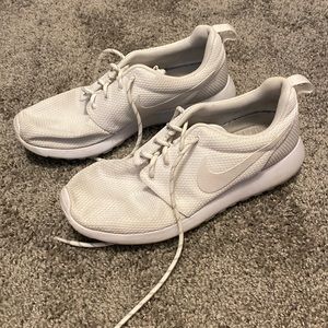 white nike roshes
